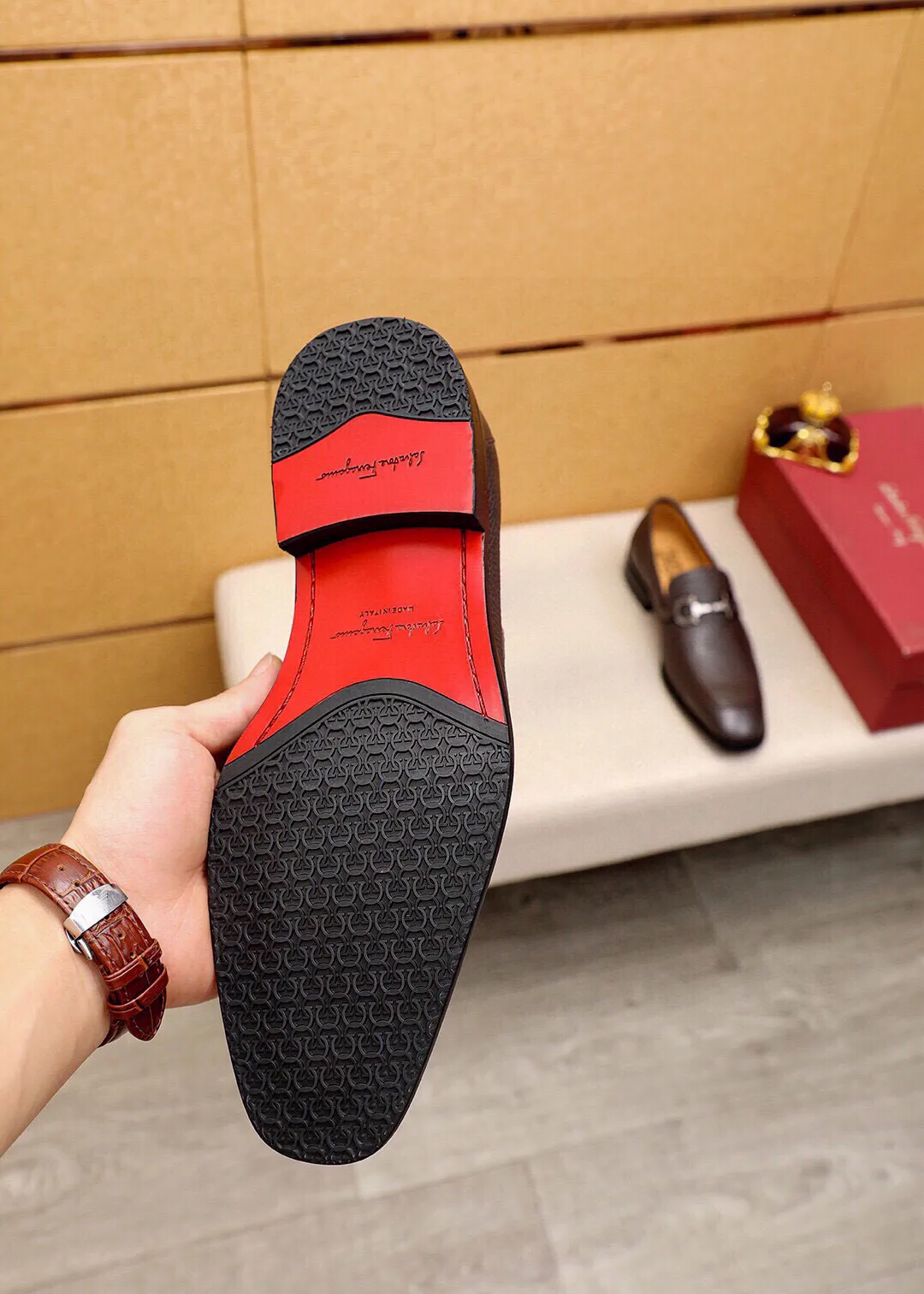 Men's shoes 💰460 💐 Product trademark: Ferragamo "Ferragamo" casual leather shoes Regular size: 38-44 (45🉑️customized) Product materials: Selected imported first-layer pebbled cowhide leather upper + luxury hardware buckle, imported water-dyed cowhide leather lining. Strong three-dimensional visual effect, original outsole Color: 3⃣️colors available